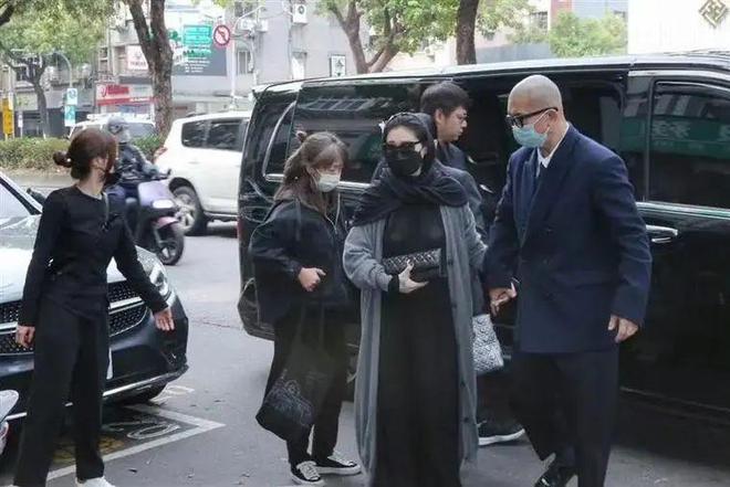 S妈管理停止支付婆婆的抚养费大S和光头早已貌合神离CQ9电子S妈删除和光头合照疑似遗产争夺代言费被(图1)