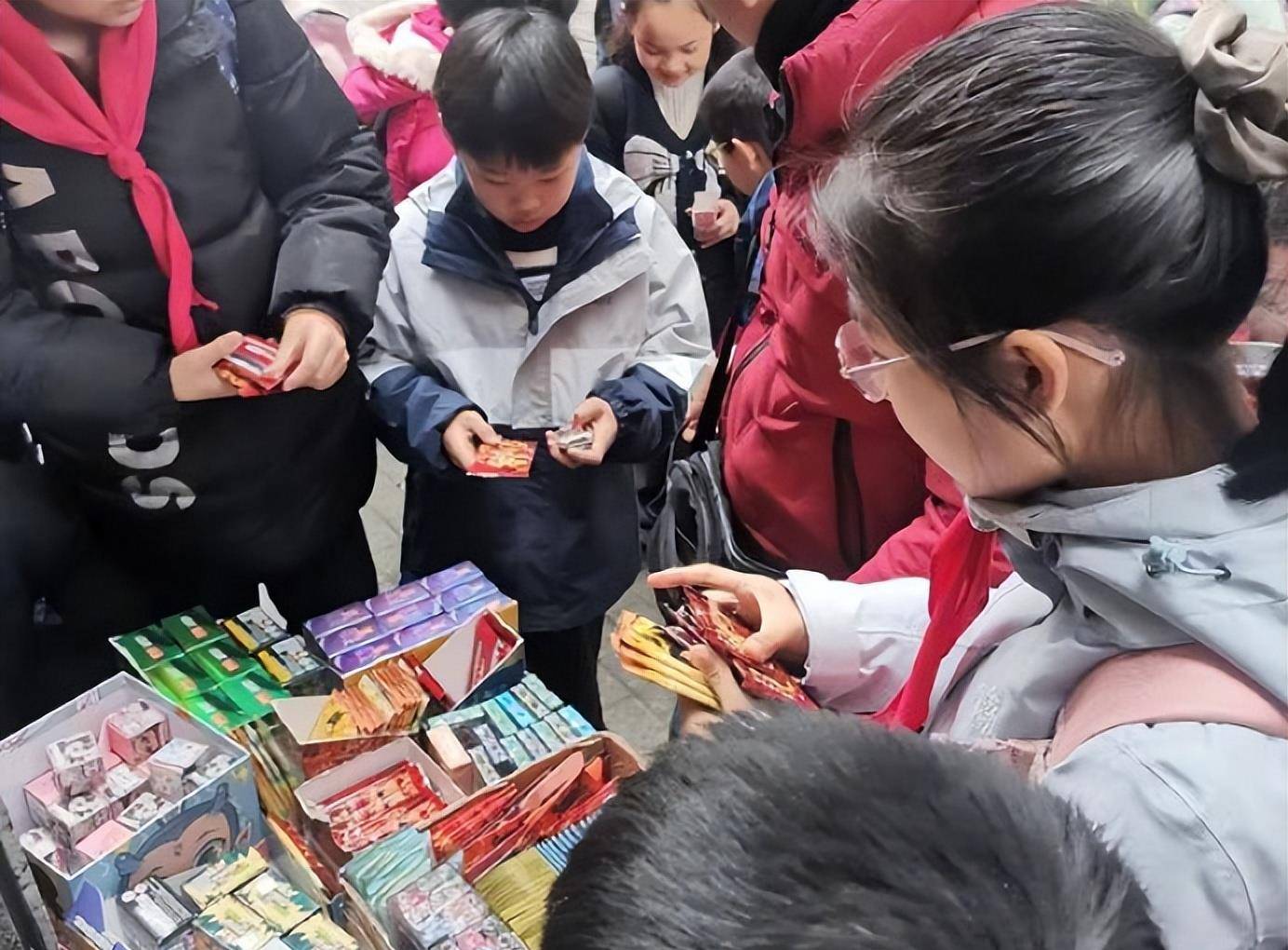 江夫妇靠几毛一张小卡牌竟实现了人生逆袭CQ9电子平台入口狂赚44亿！这对浙(图8)